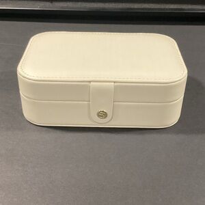 NWOT Vlando White Faux Leather Travel Jewelry Box